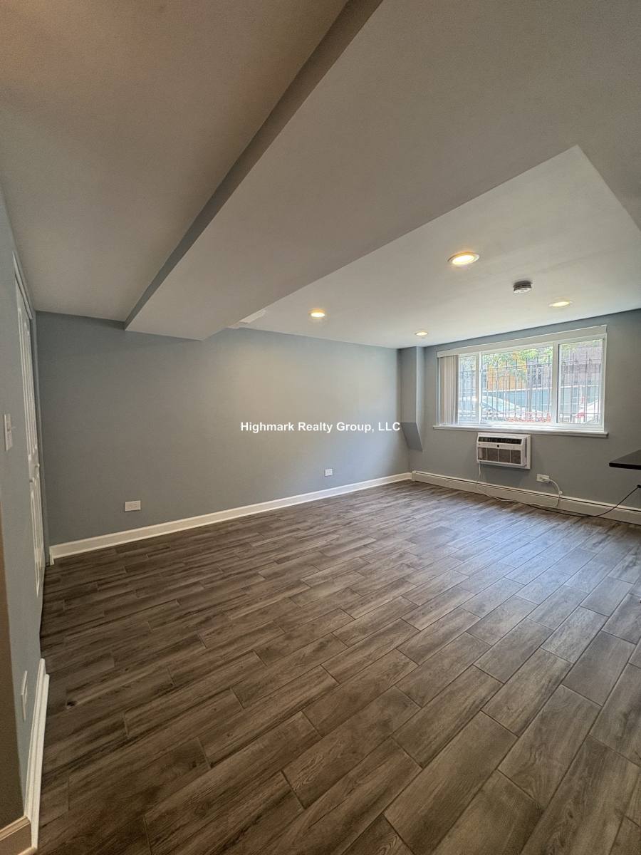 Apartment for rent at 663 W Grace St #207N, Chicago, IL 60613