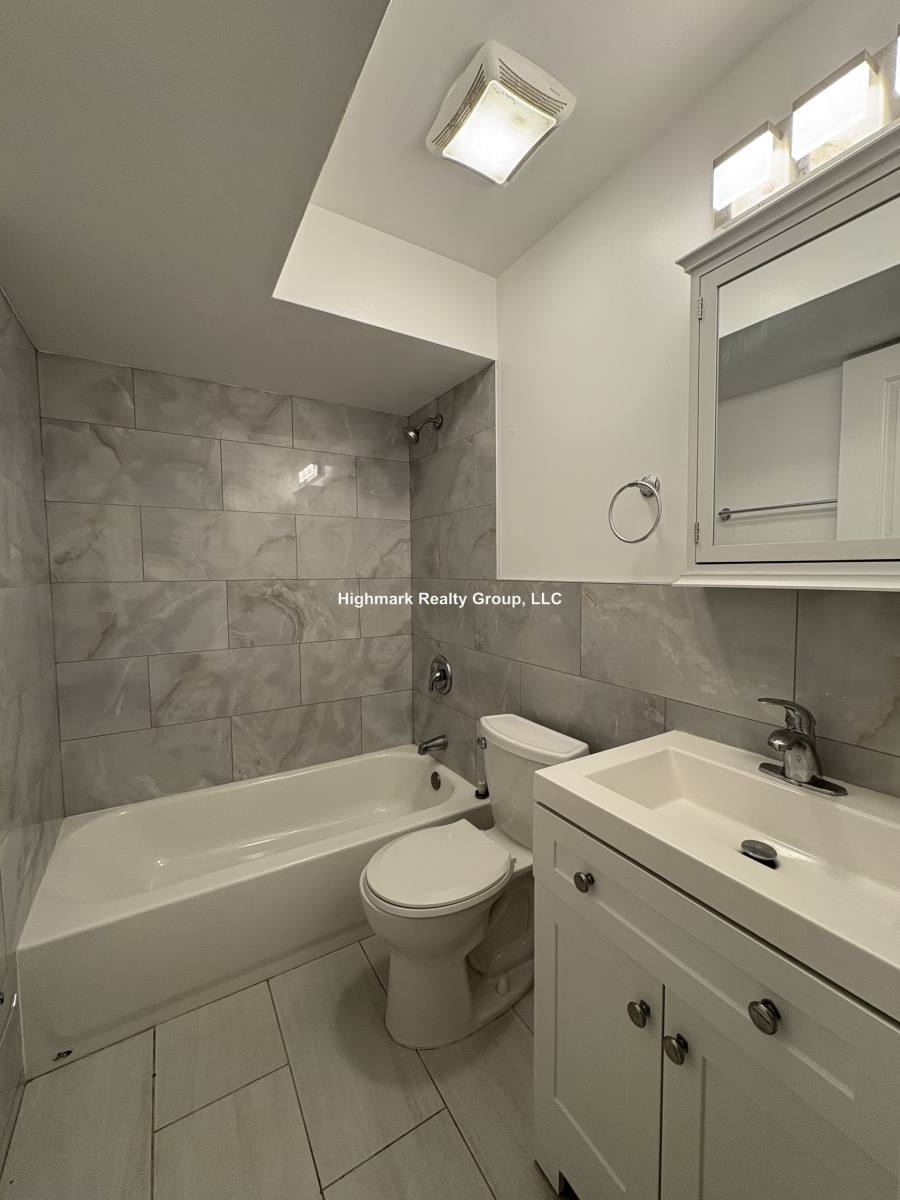 Apartment for rent at 663 W Grace St #207N, Chicago, IL 60613
