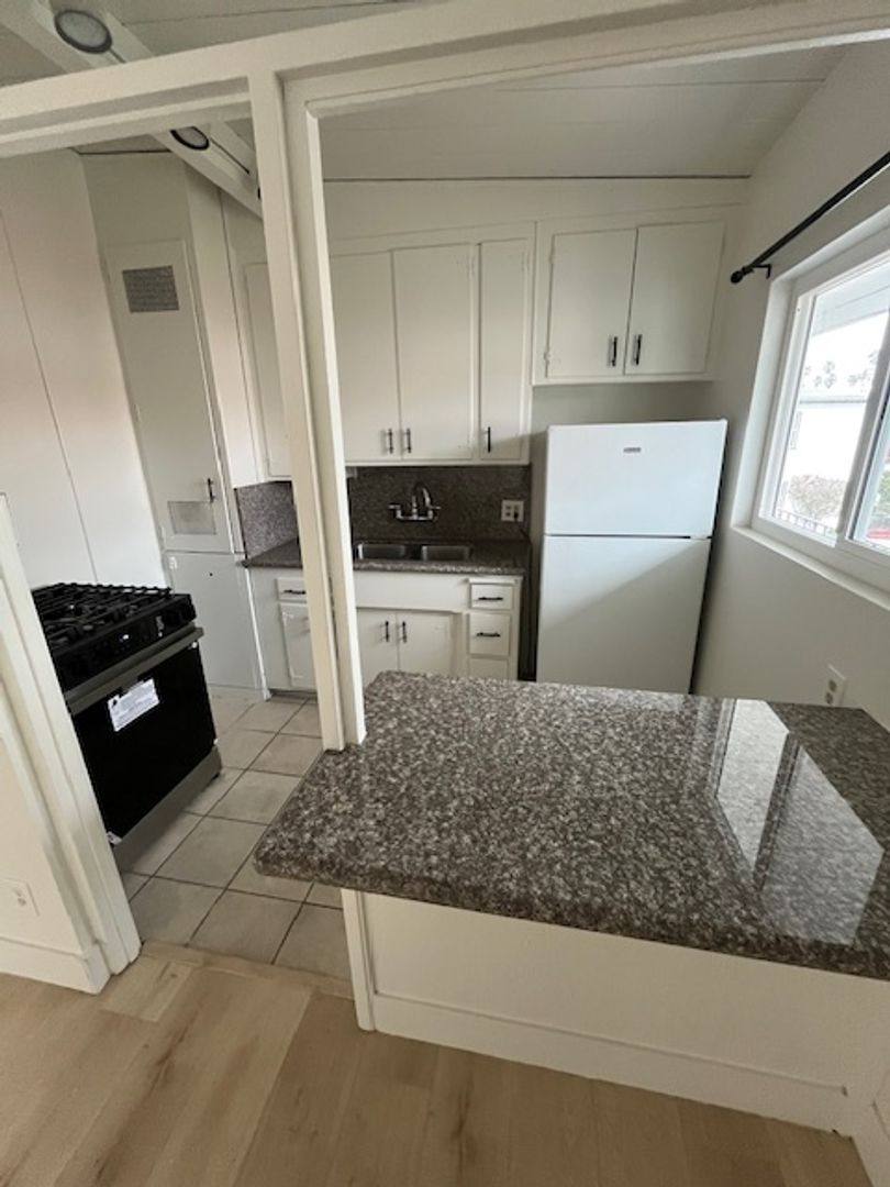 Apartment for rent at 25 Bennett Ave, Long Beach, CA 90803