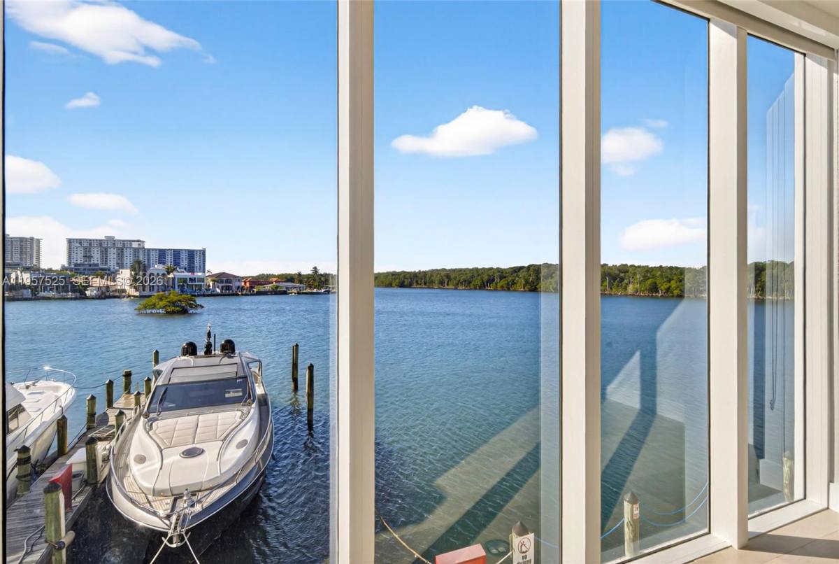 Townhouse for rent at 400 Sunny Isles Blvd #102, North Miami Beach, FL 33160