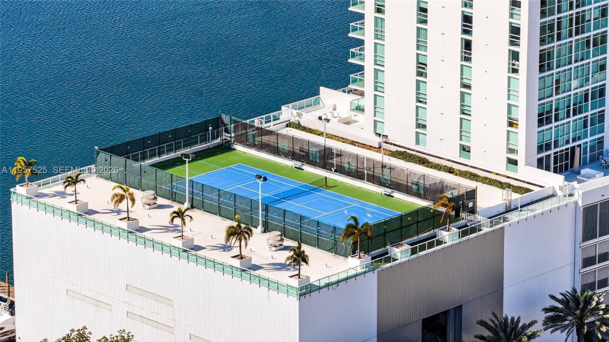 Townhouse for rent at 400 Sunny Isles Blvd #102, North Miami Beach, FL 33160