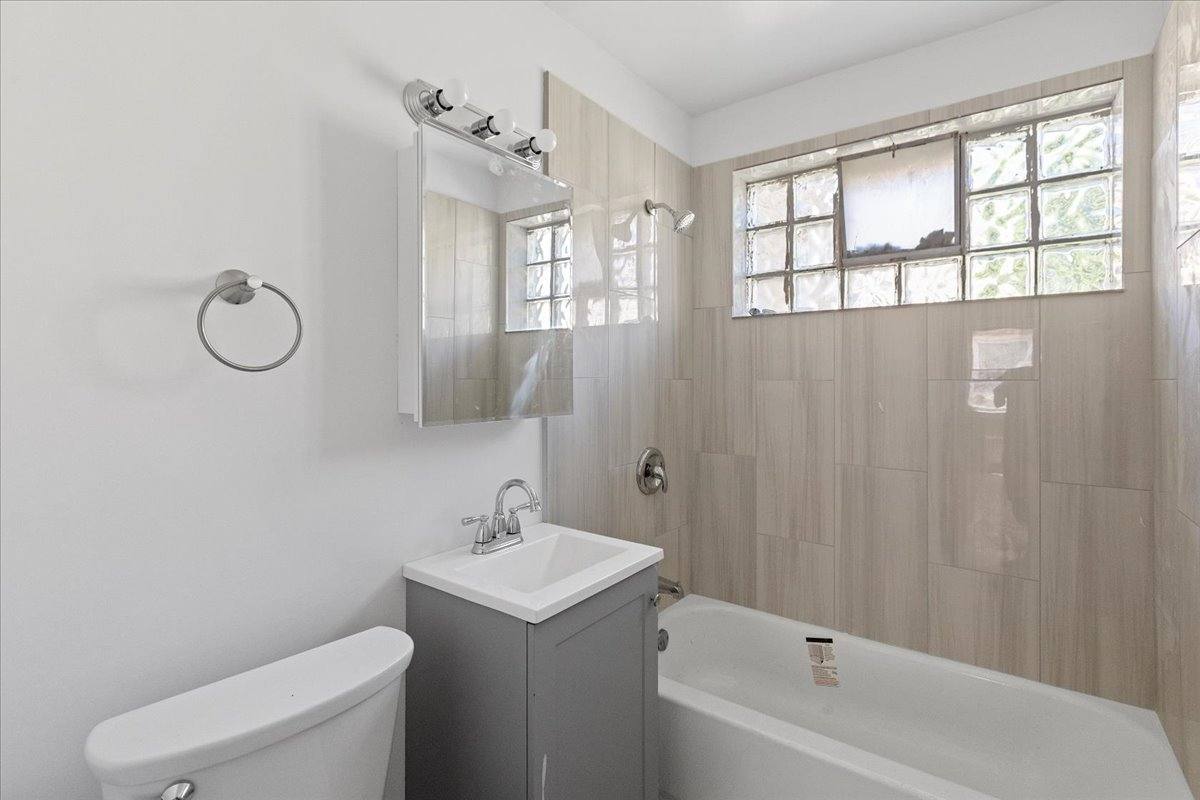 Apartment for rent at 6715 N California Ave #1W, Chicago, IL 60645