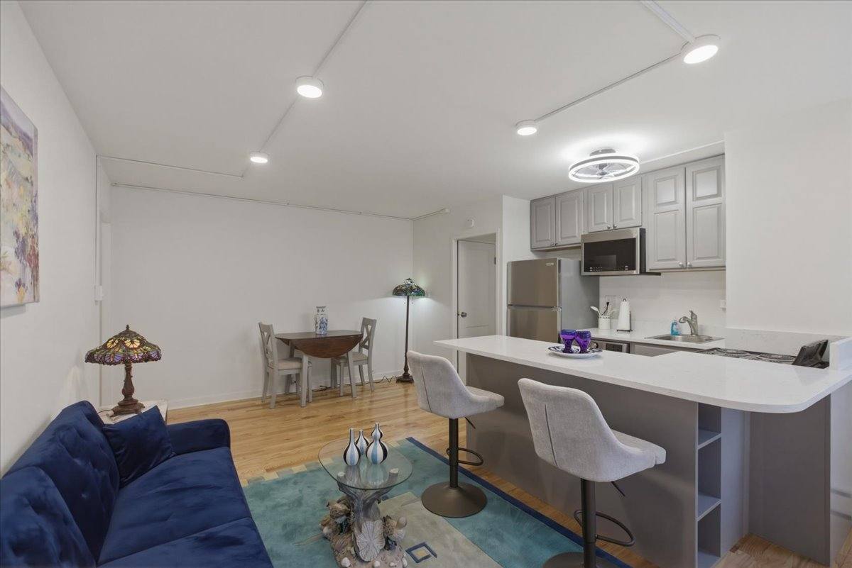 Apartment for rent at 5630 N Sheridan Rd, Chicago, IL 60660