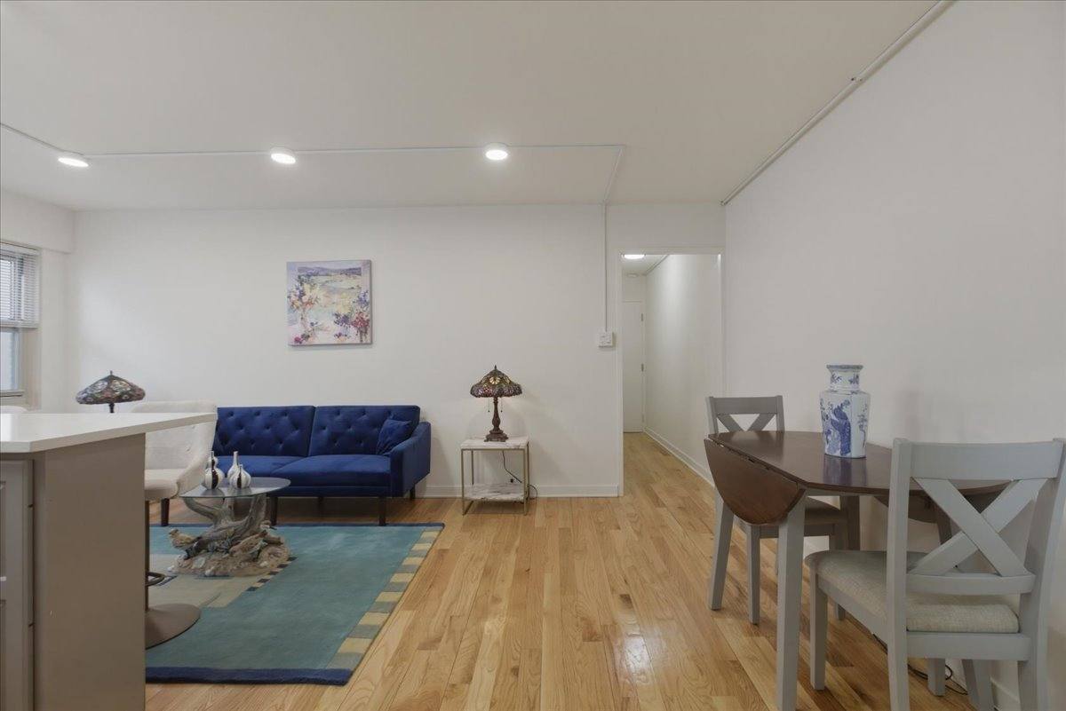 Apartment for rent at 5630 N Sheridan Rd, Chicago, IL 60660