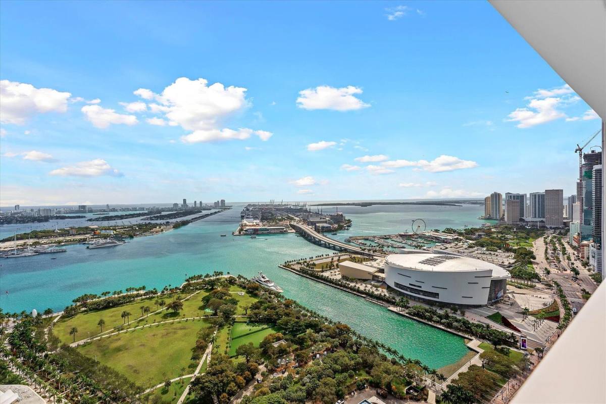 Apartment for rent at 1040 Biscayne Blvd #4002, Miami, FL 33132