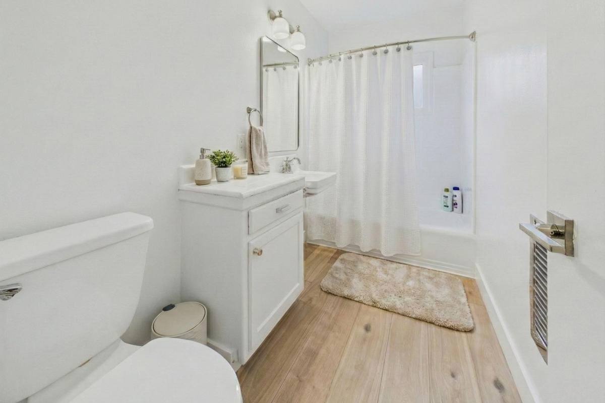 Apartment for rent at 1111 Larrabee St #17, West Hollywood, CA 90069