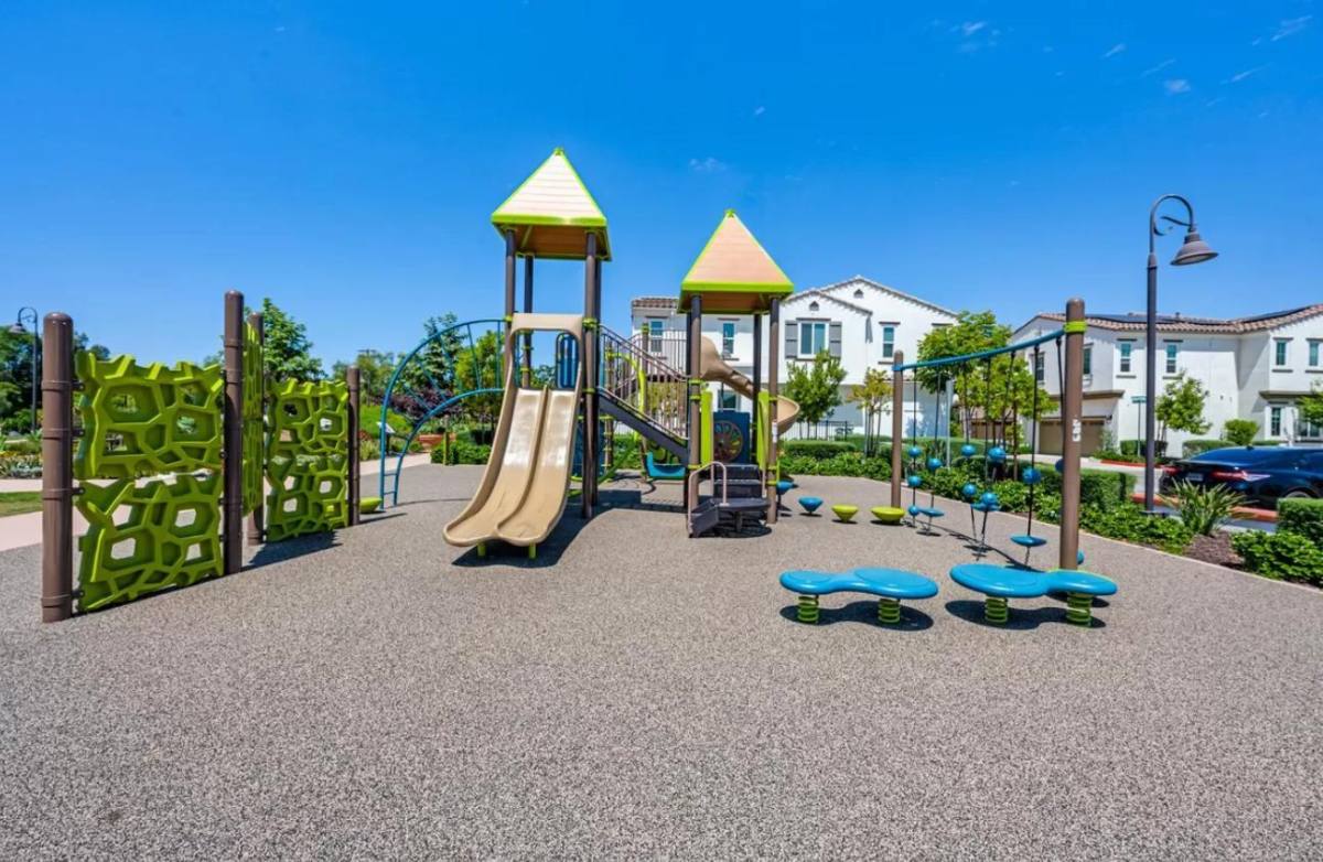 Townhouse for rent at 4110 Sitio Flor #1, Oceanside, CA 92057
