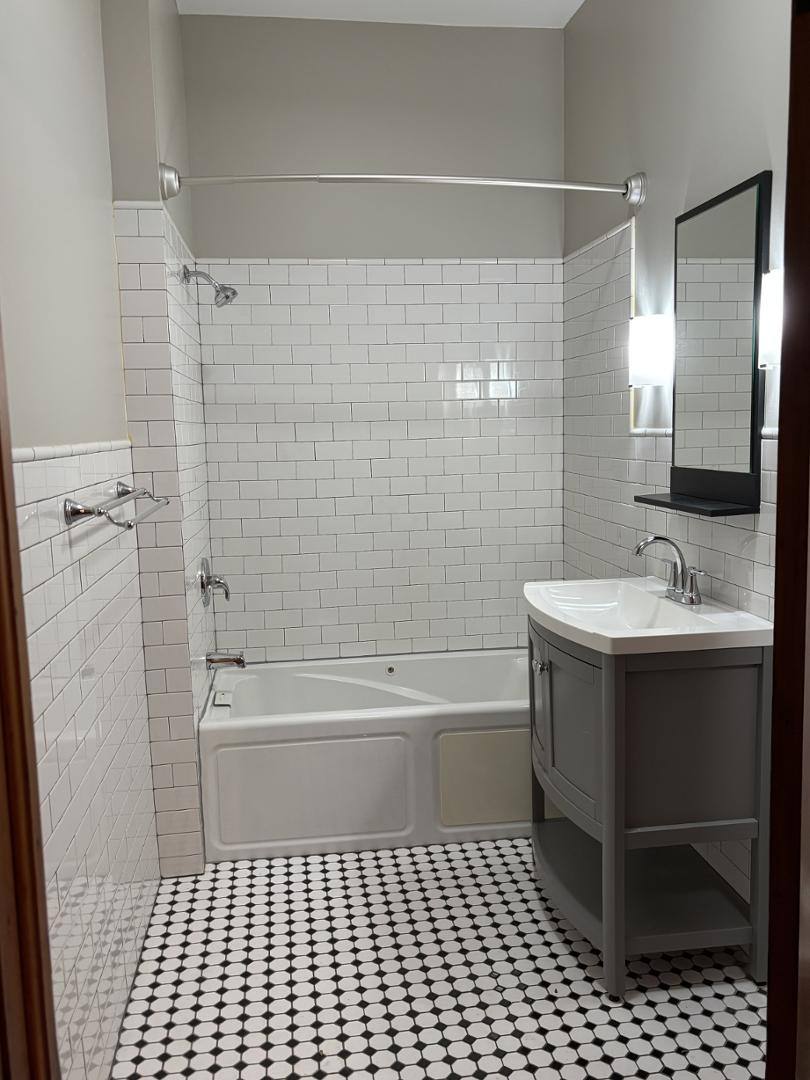 Apartment for rent at 224 1 2 W Madison St #1, Ottawa, IL 61350