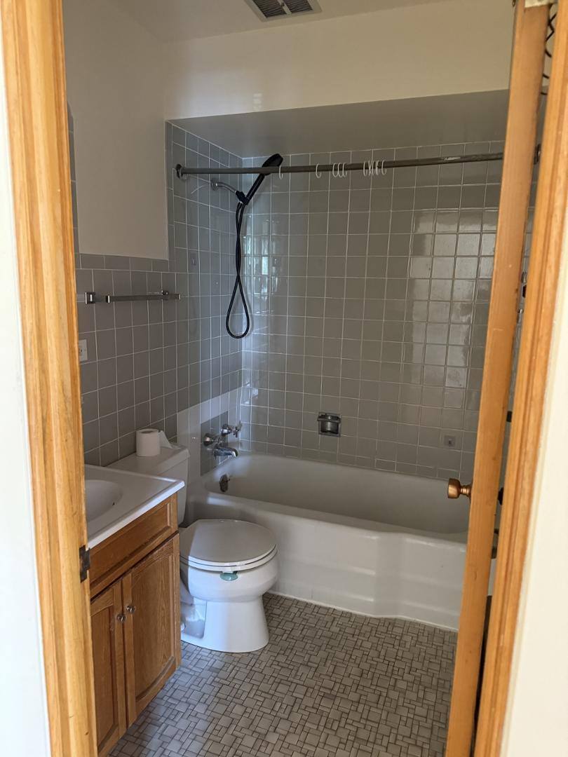 Apartment for rent at 6931 W N Ave #6, Oak Park, IL 60302