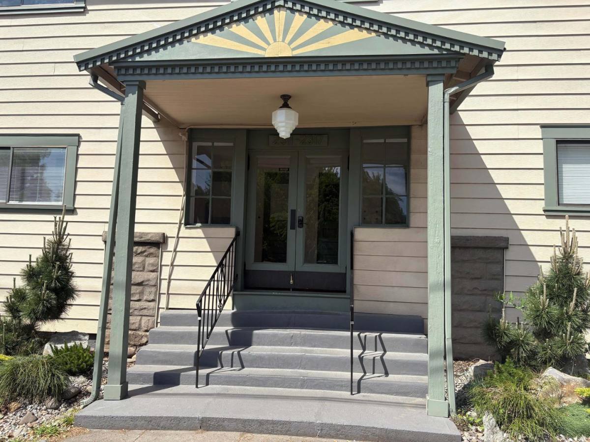 Apartment for rent at Hawthorne Belmont, 2311 SE Hawthorne Blvd, Portland, OR 97214