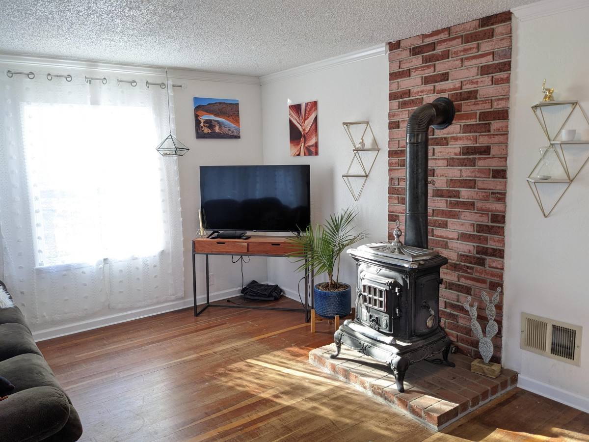 House for rent at 110 6th St, Phoenix, OR 97535