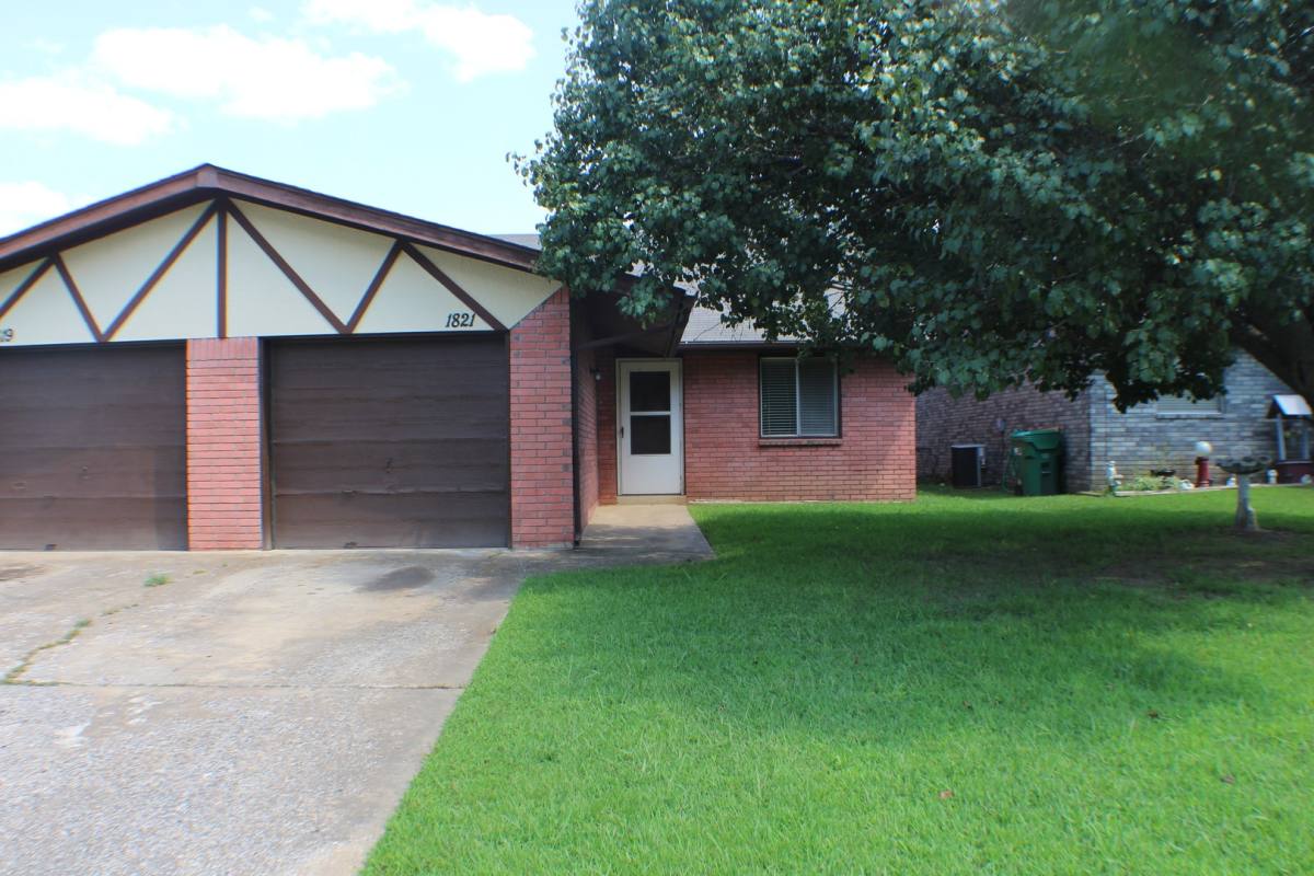Apartment for rent at 1819-1821 S Oklahoma St, Sapulpa, OK 74066