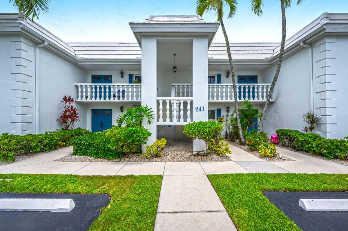 Apartment for rent at 241 Palm River Blvd, Naples, FL 34110