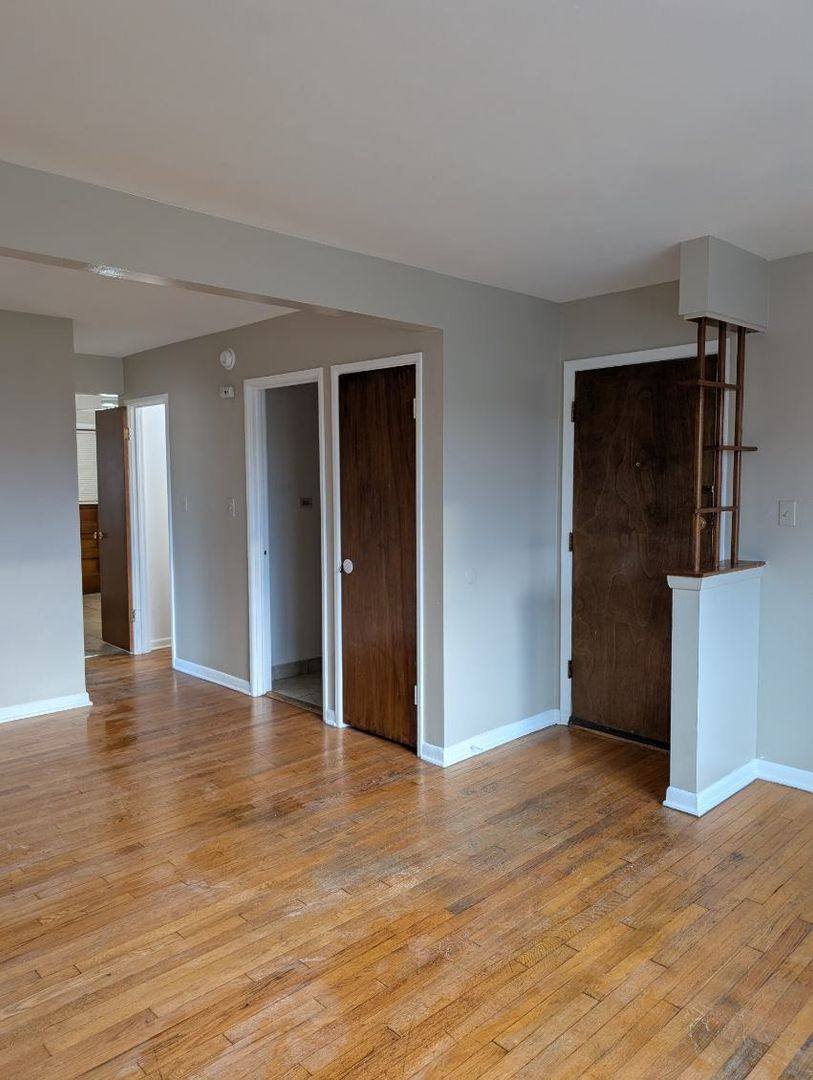 Apartment for rent at 9595 Maple Dr, Des Plaines, IL 60018