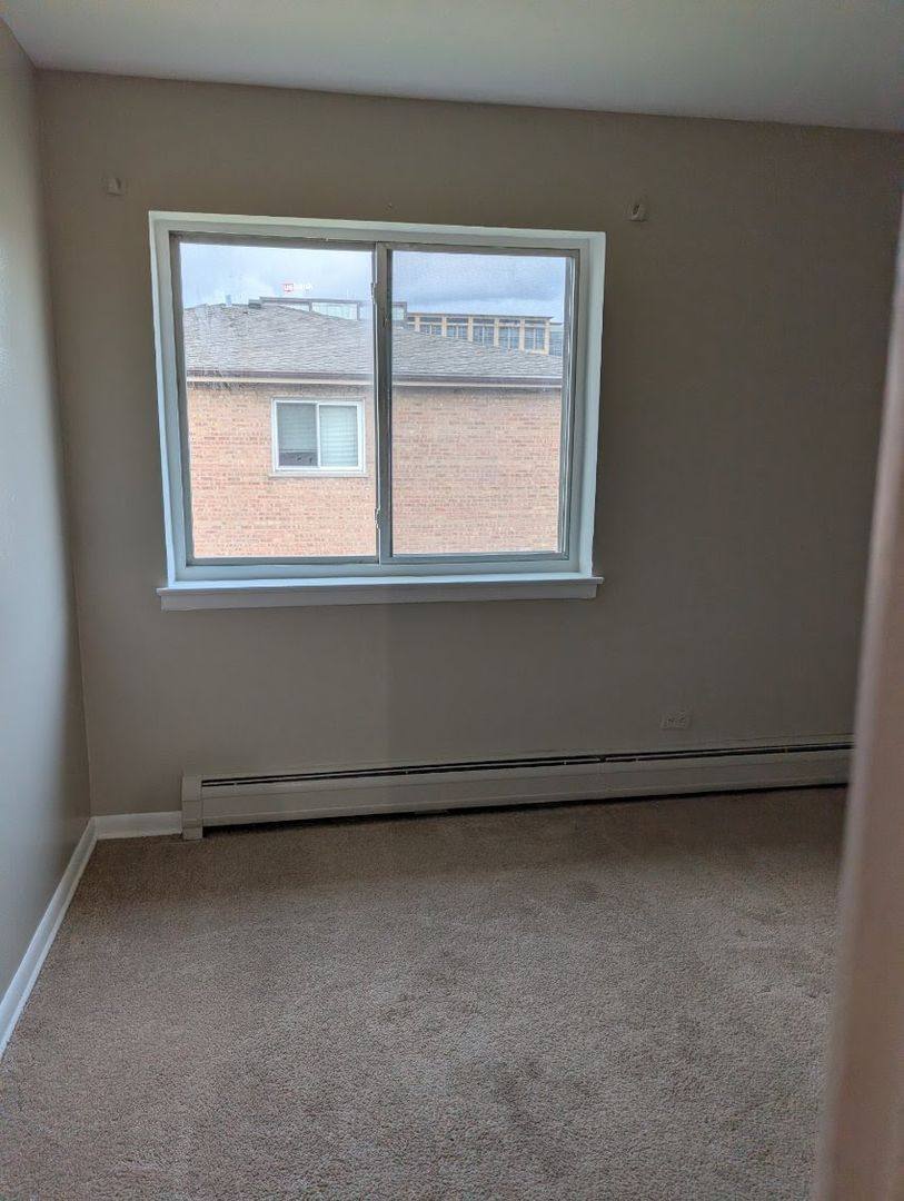 Apartment for rent at 9595 Maple Dr, Des Plaines, IL 60018