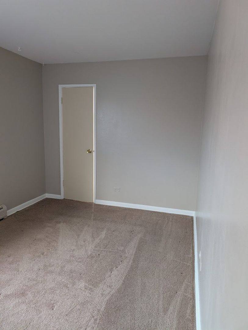 Apartment for rent at 9595 Maple Dr, Des Plaines, IL 60018