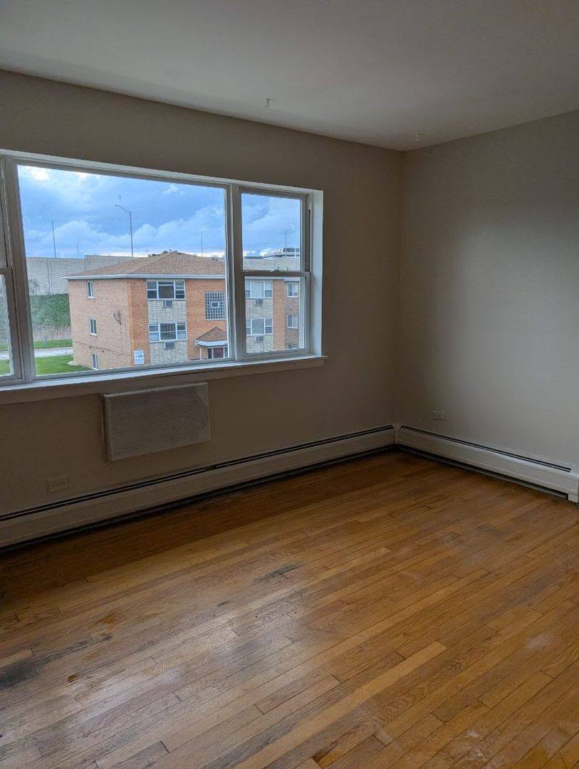 Apartment for rent at 9595 Maple Dr, Des Plaines, IL 60018