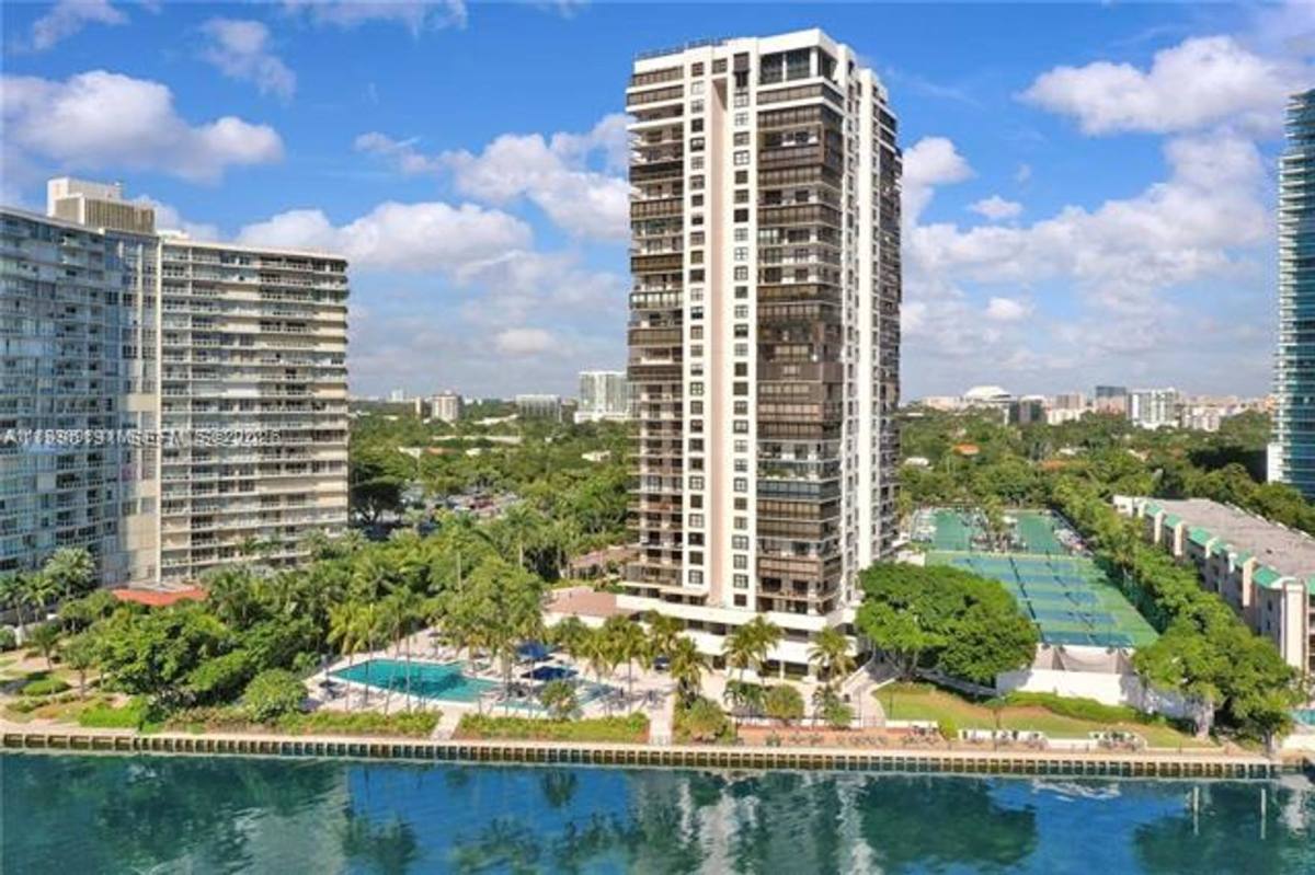 Apartment for rent at 2333 Brickell Ave, Miami, FL 33129