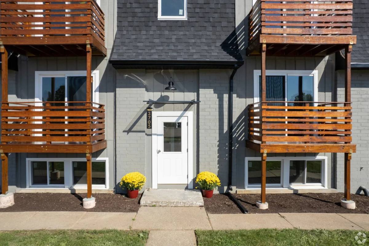 Townhouse for rent at 3705 College Ave, Davenport, IA 52806