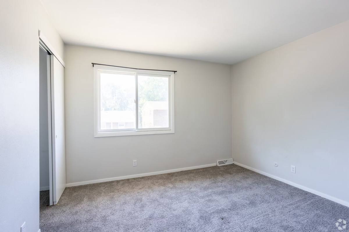 Townhouse for rent at 102-148 35th St, Davenport, IA 52806