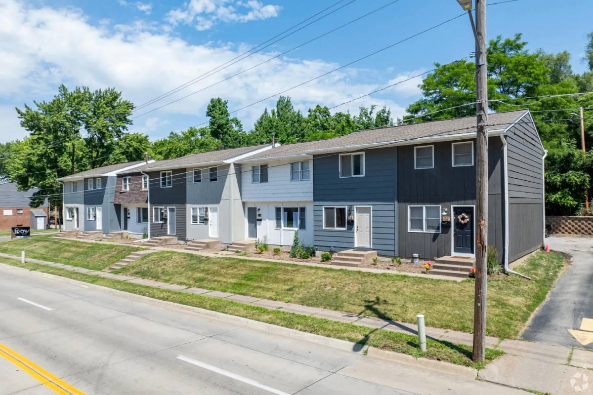 Townhouse for rent at 102-148 35th St, Davenport, IA 52806
