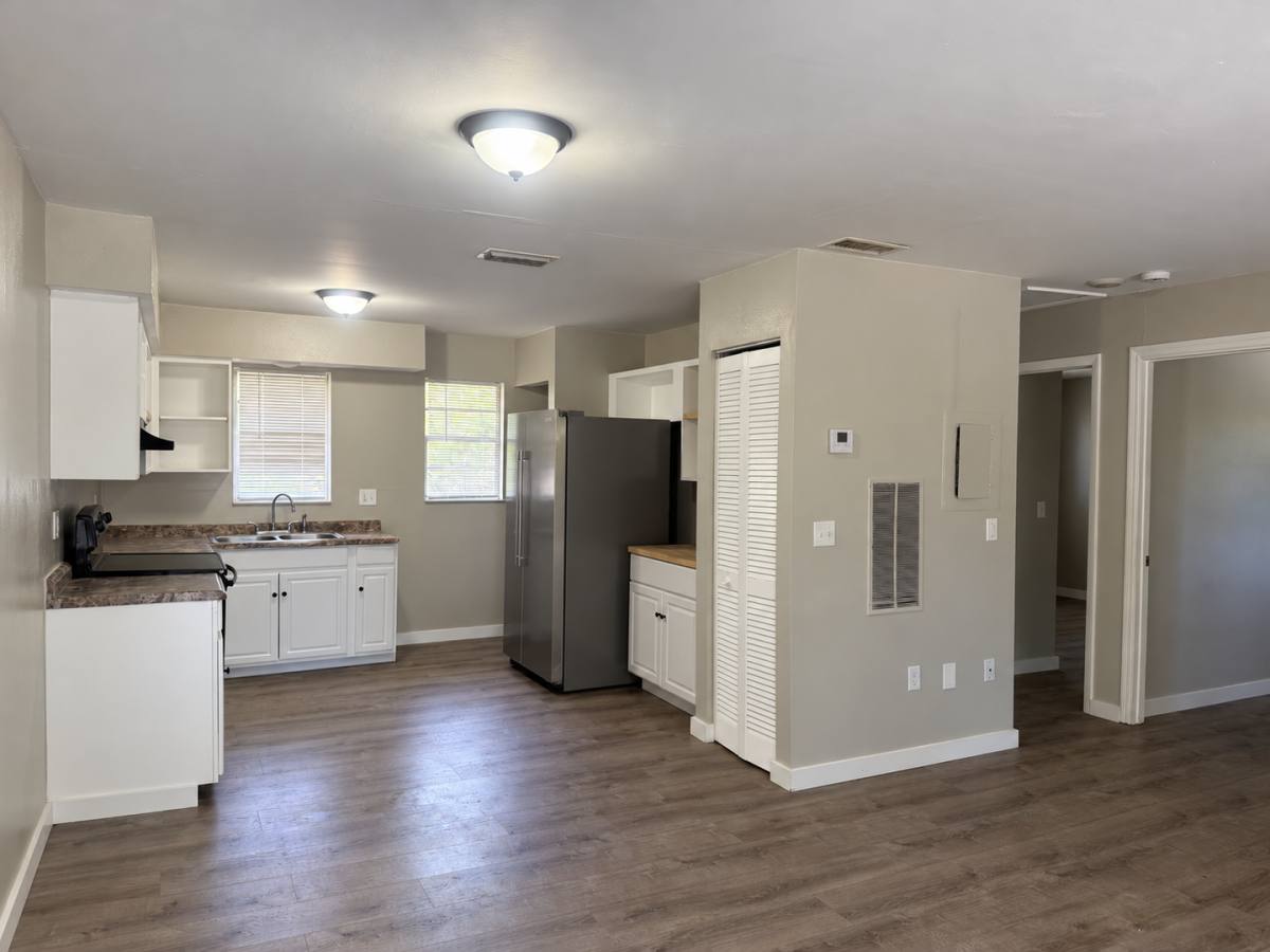 Apartment for rent at 927 33rd Ave W, Bradenton, FL 34205