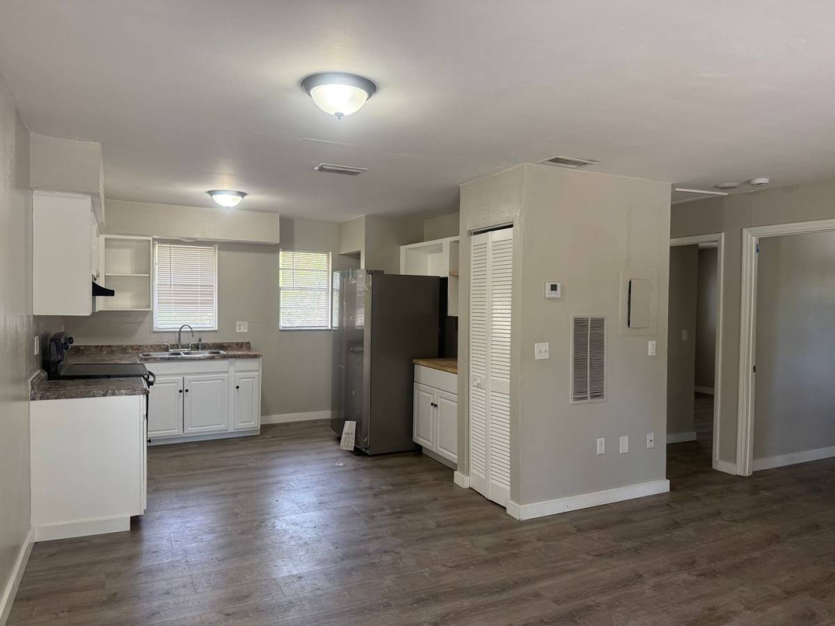 Apartment for rent at 927 33rd Ave W, Bradenton, FL 34205