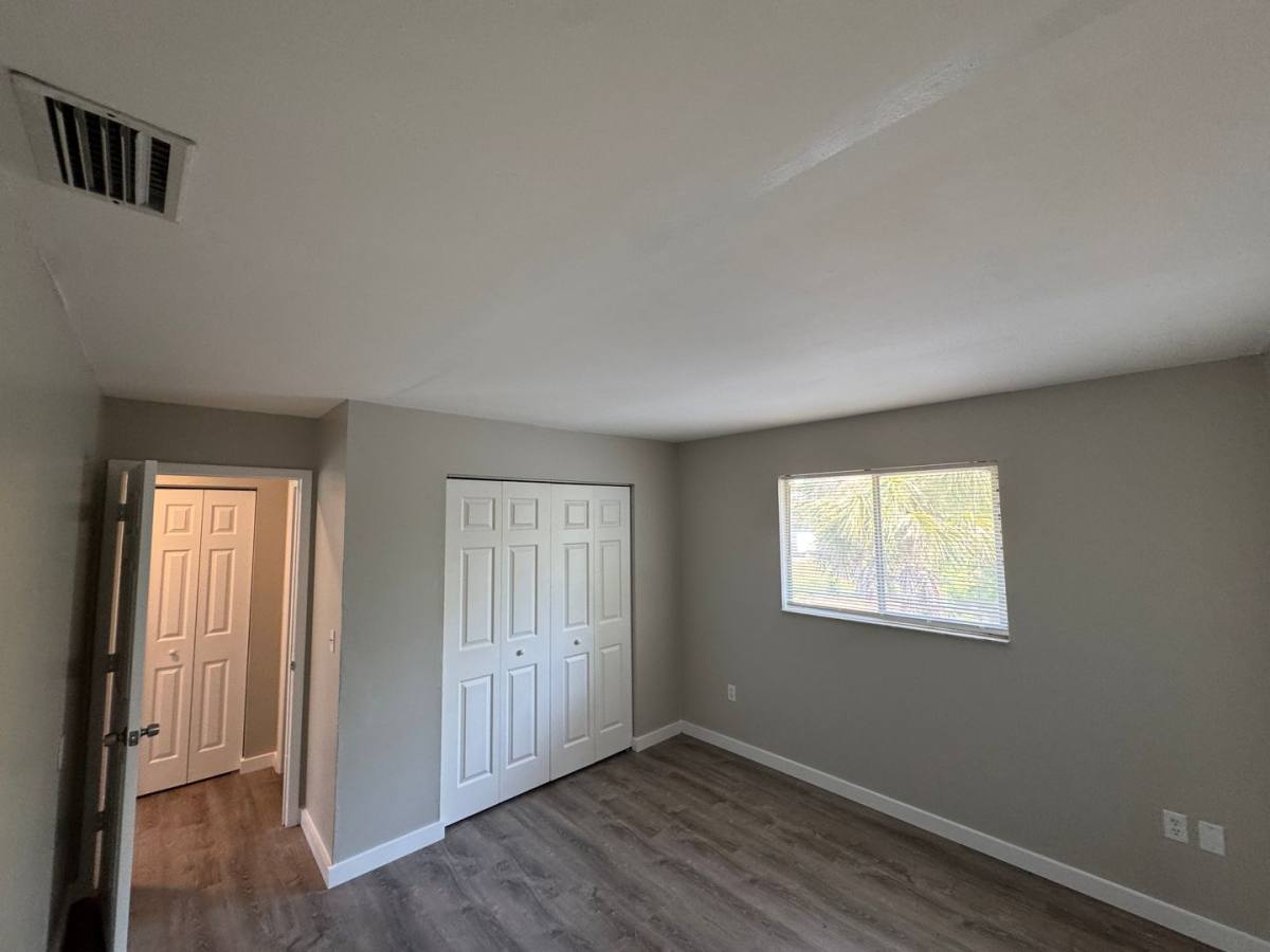 Apartment for rent at 927 33rd Ave W, Bradenton, FL 34205