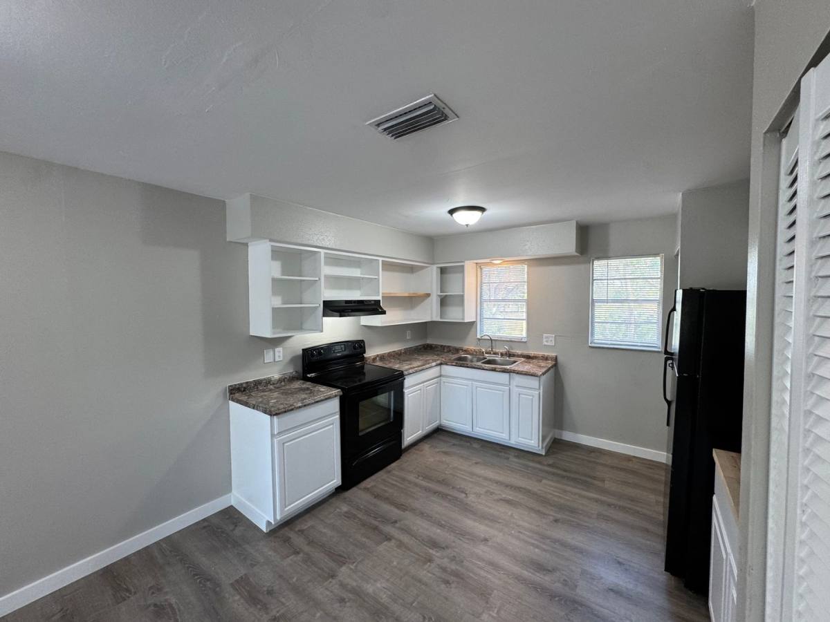 Apartment for rent at 927 33rd Ave W, Bradenton, FL 34205