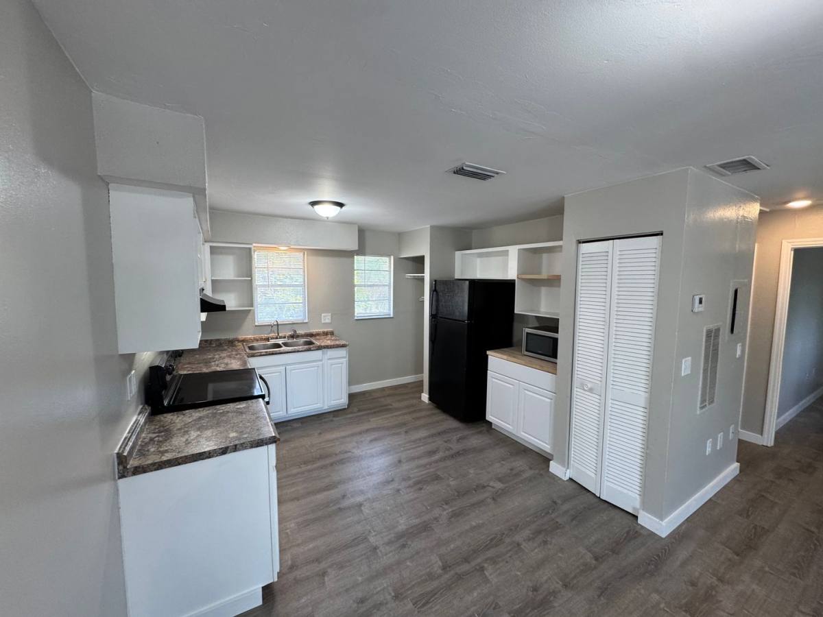 Apartment for rent at 927 33rd Ave W, Bradenton, FL 34205