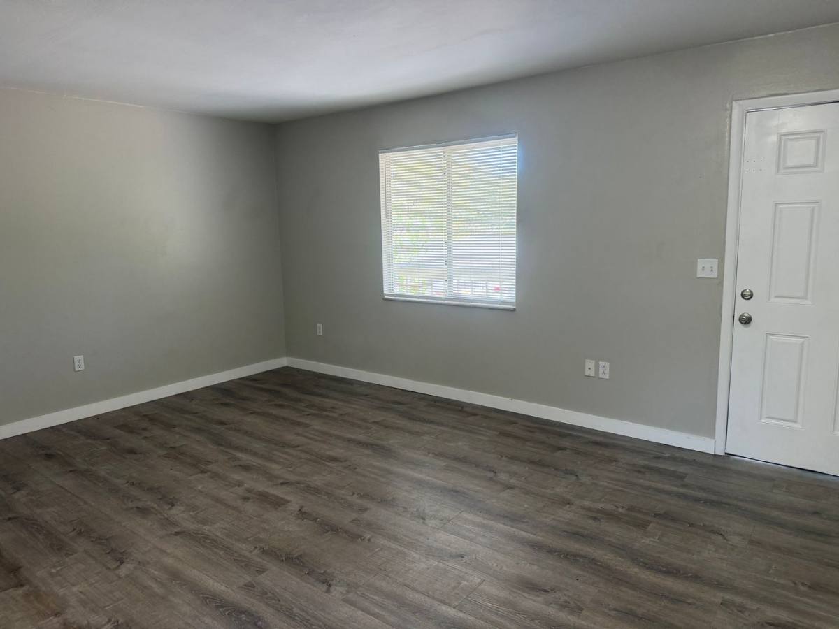 Apartment for rent at 927 33rd Ave W, Bradenton, FL 34205