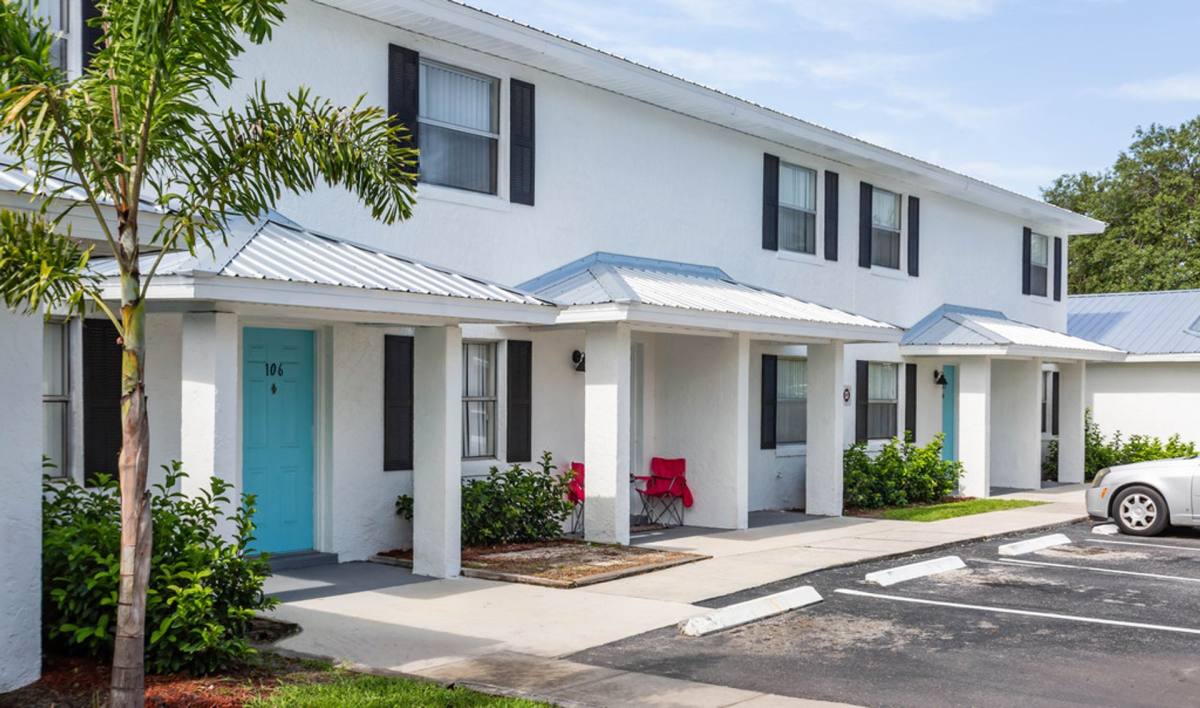 Apartment for rent at 1515 Lincoln Ave, Mount Dora, FL 32757