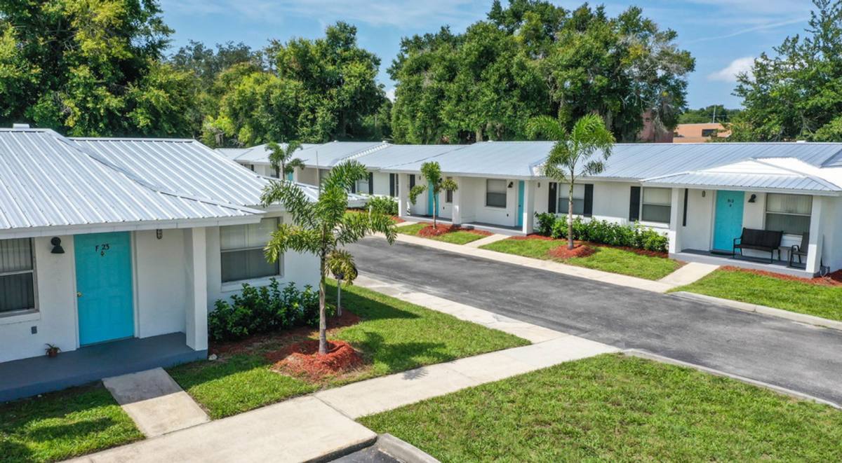 Apartment for rent at 1515 Lincoln Ave, Mount Dora, FL 32757