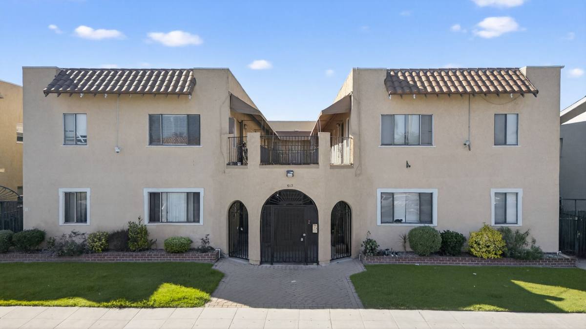 Apartment for rent at 915 Cherry Ave, Long Beach, CA 90813
