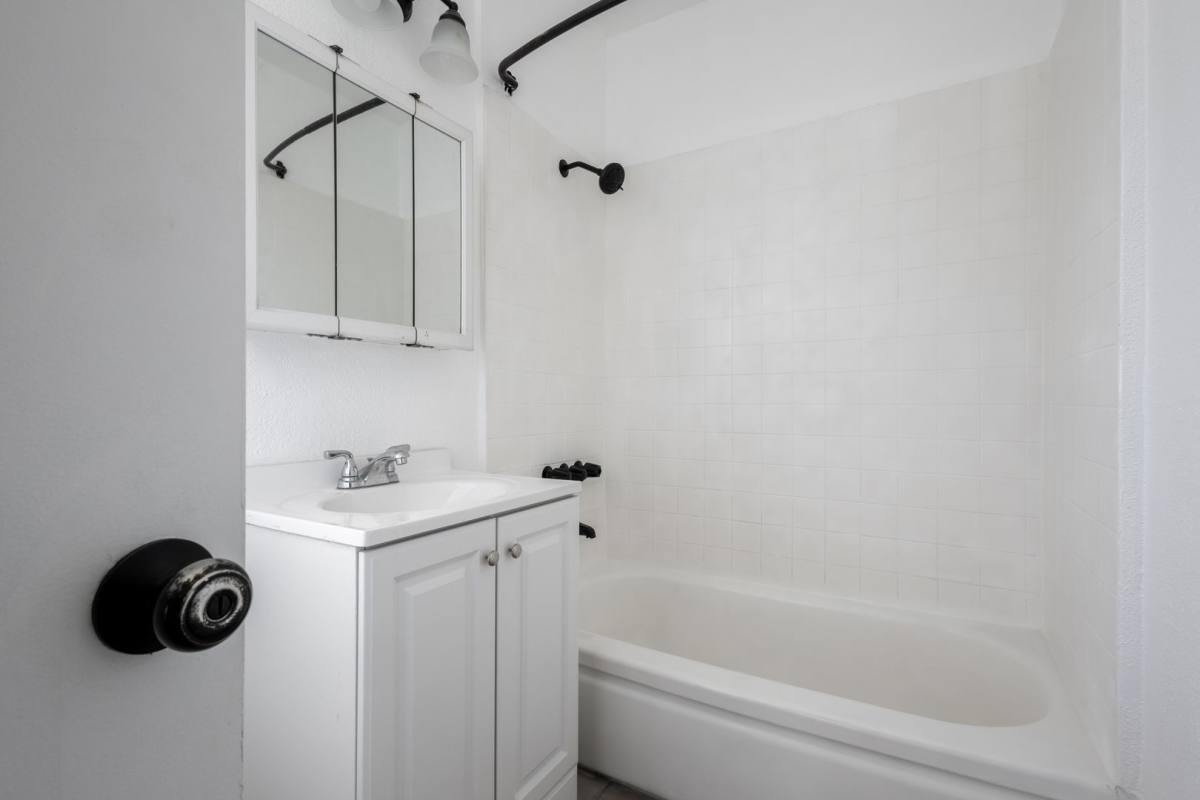 Apartment for rent at 924 N Kingsley Dr, Los Angeles, CA 90029