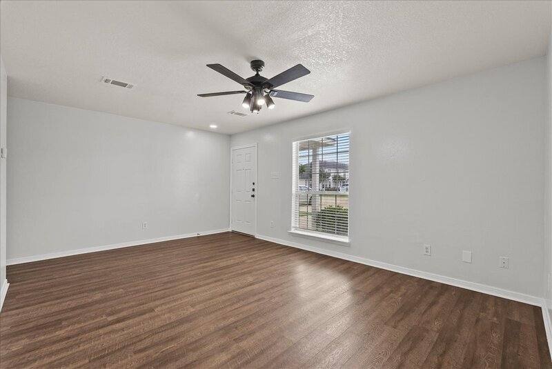 Apartment for rent at 2114 Roatan Calle, Dickinson, TX 77539