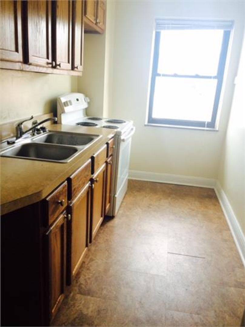 Apartment for rent at 1508 1 2 Lee St E, Charleston, WV 25311