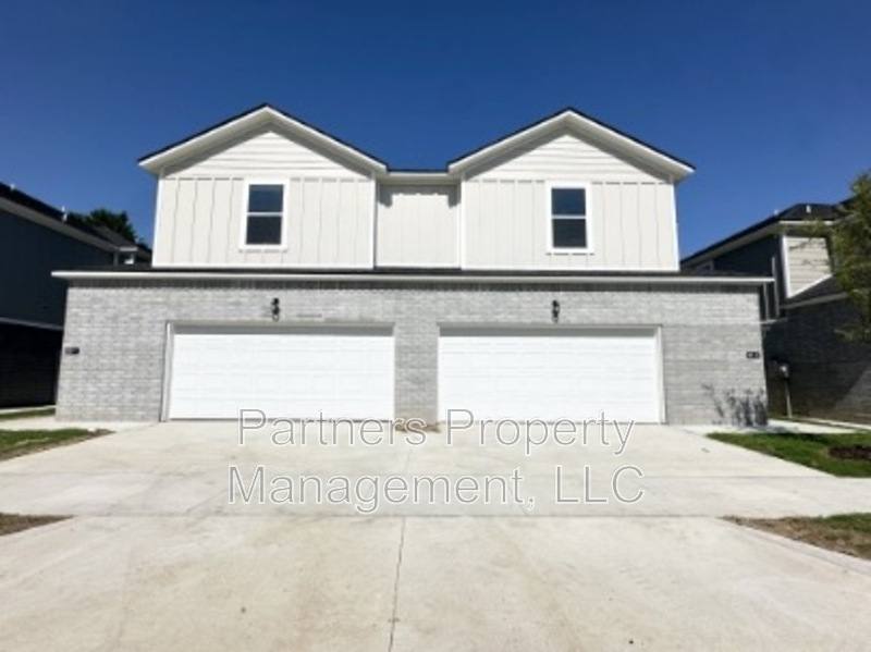 Apartment for rent at 821 S Benchmark Lane #2, Fayetteville, AR 72704