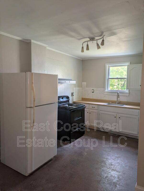 Townhouse for rent at 304 1 2 W Martin St, Martinsburg, WV 25401
