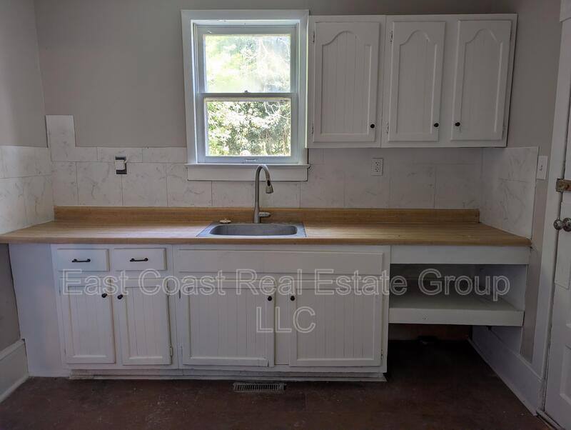 Townhouse for rent at 304 1 2 W Martin St, Martinsburg, WV 25401