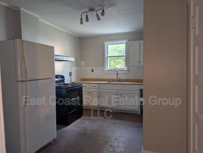 Townhouse for rent at 304 1 2 W Martin St, Martinsburg, WV 25401
