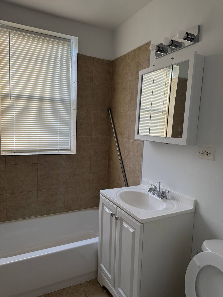 Apartment for rent at 211-17 E 71st, Chicago, IL 60619