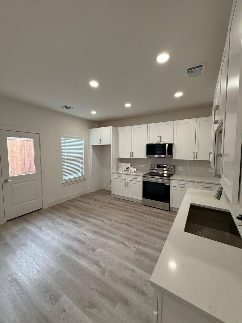 Townhouse for rent at 144 Pinkie Holmes Dr, Grand Prairie, TX 75050