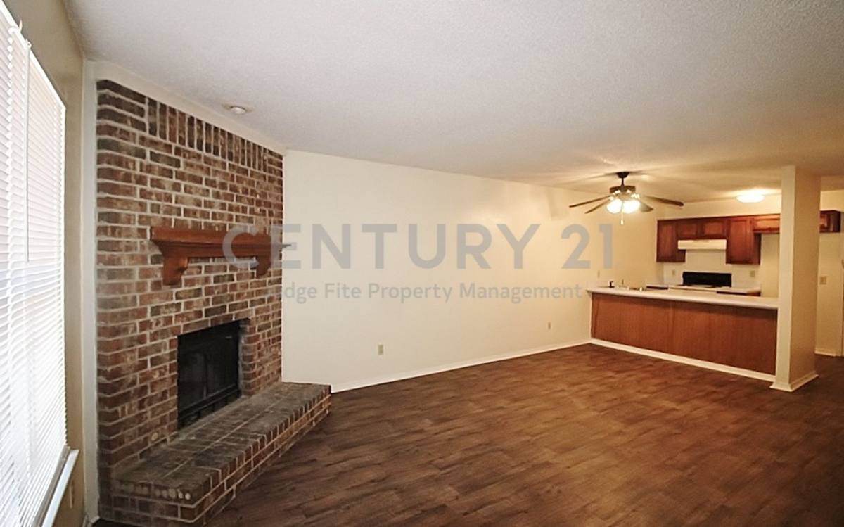 Townhouse for rent at 122 Country Bend Dr, Duncanville, TX 75137