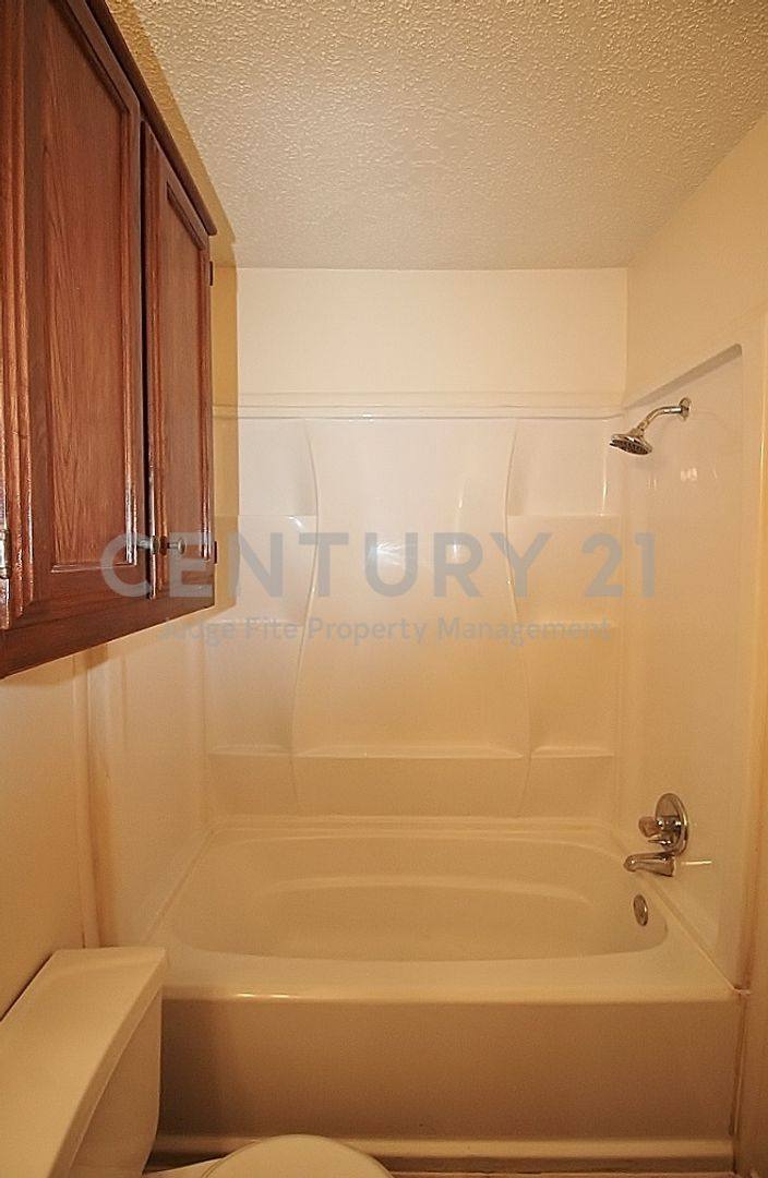 Townhouse for rent at 122 Country Bend Dr, Duncanville, TX 75137