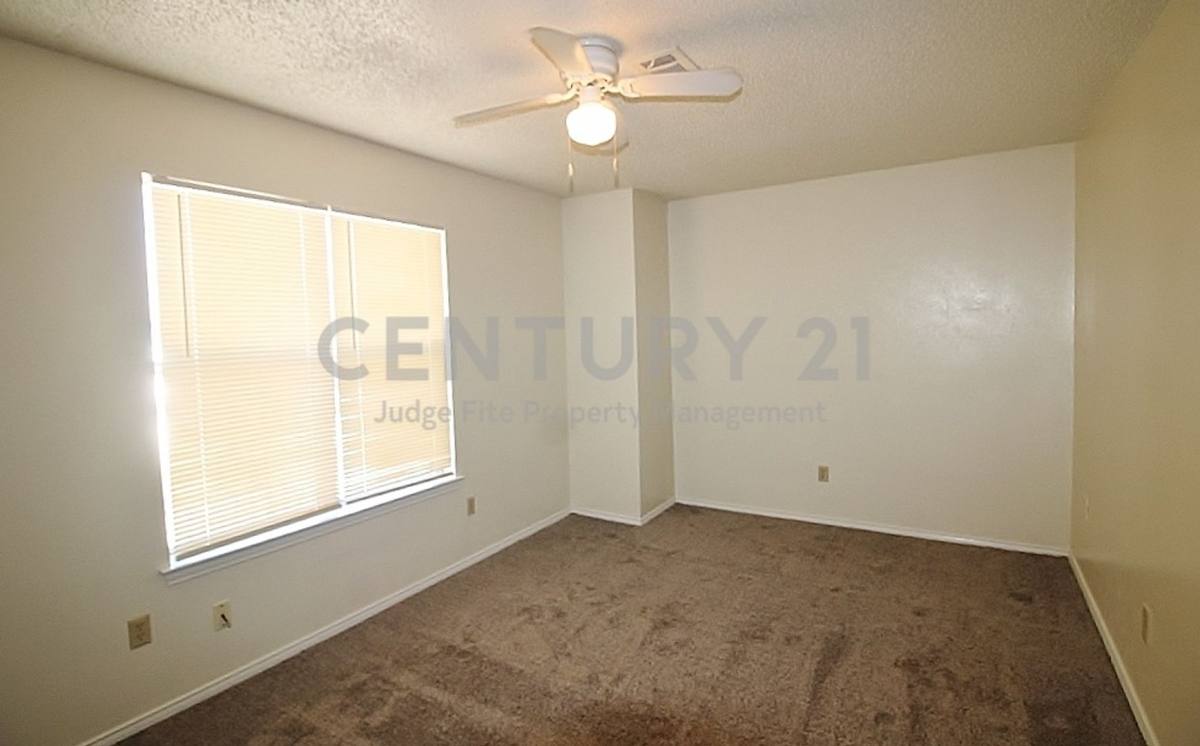 Townhouse for rent at 122 Country Bend Dr, Duncanville, TX 75137