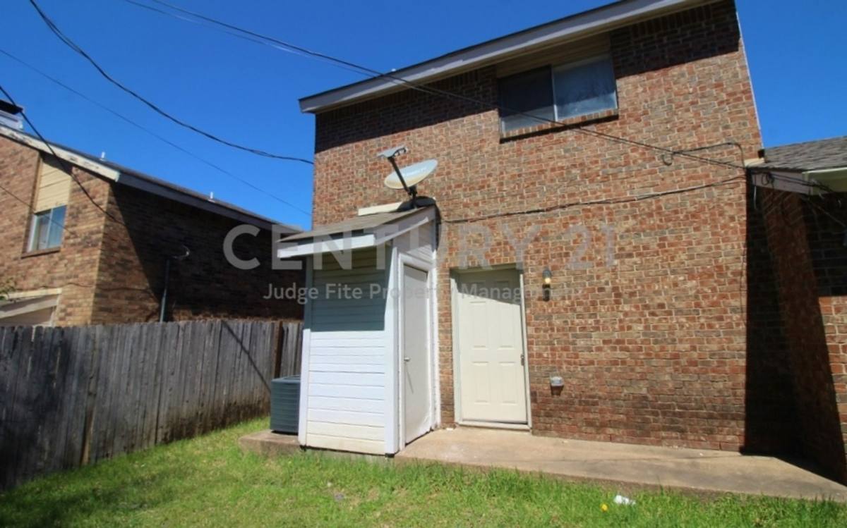 Townhouse for rent at 122 Country Bend Dr, Duncanville, TX 75137