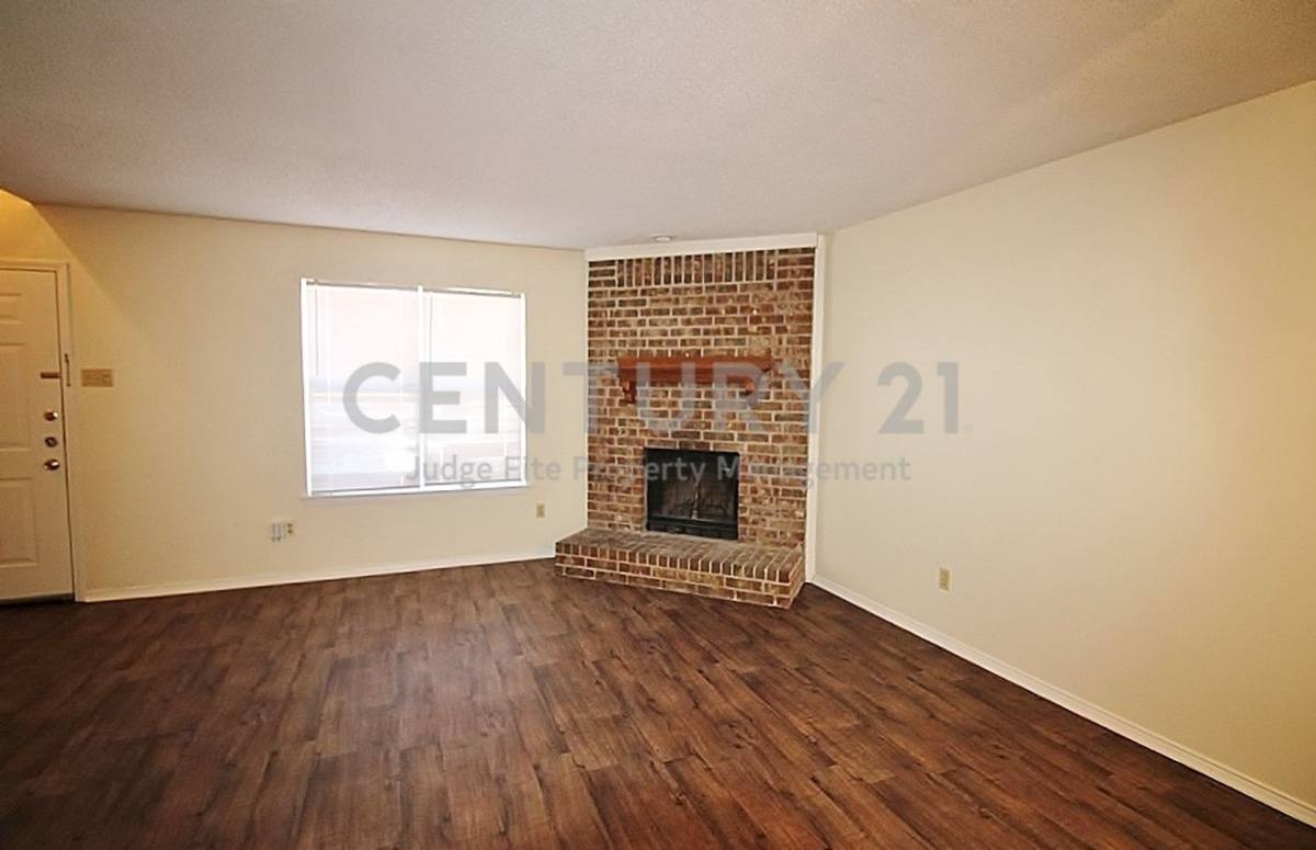 Townhouse for rent at 122 Country Bend Dr, Duncanville, TX 75137