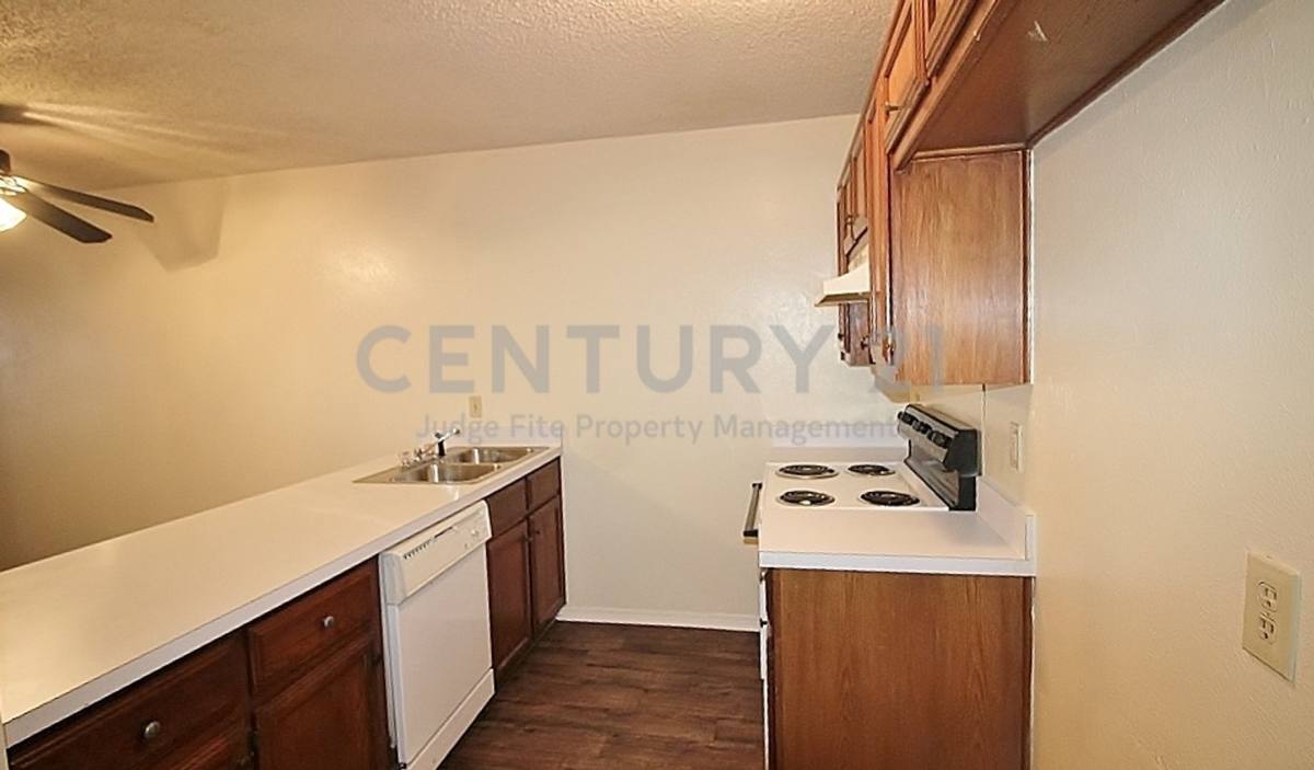 Townhouse for rent at 122 Country Bend Dr, Duncanville, TX 75137