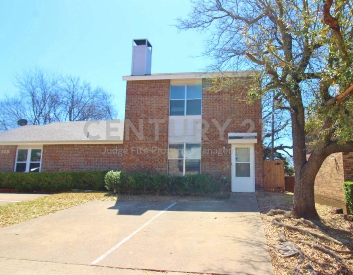 Townhouse for rent at 122 Country Bend Dr, Duncanville, TX 75137